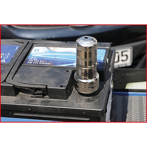 Detailaufnahme einer Autobatterie mit Schraubwerkzeug. Aufschrift: 12V, 75Ah, 700 CCA.